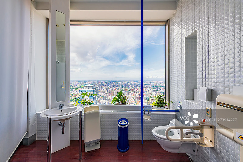 空中卫生间与北海道札幌城市天际线图片素材