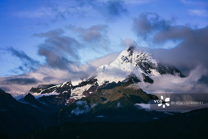 云缠绕的神秘的梅里雪山图片素材