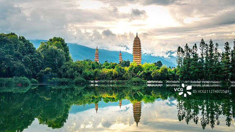 中国云南大理三塔倒影公园雨后图片素材