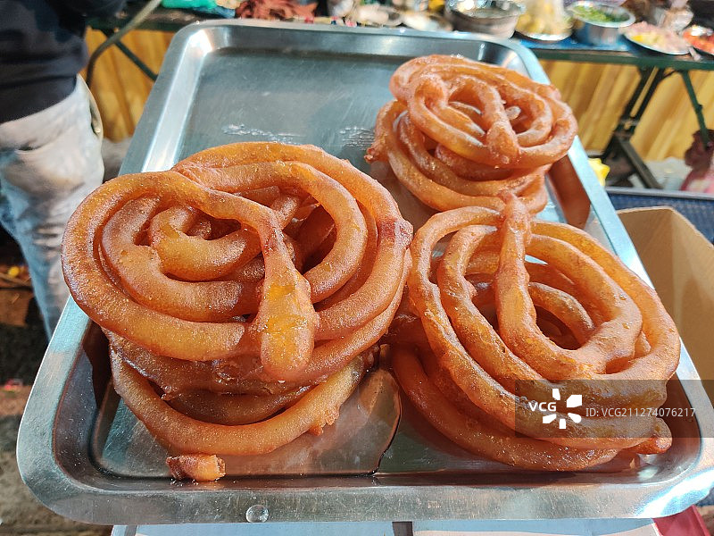 准备享用印度甜点Jalebi图片素材