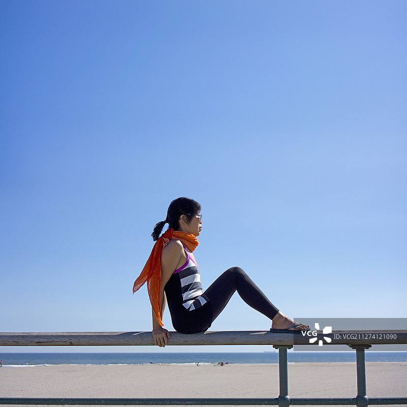 女人，海滩，坐着，休闲，生活方式图片素材