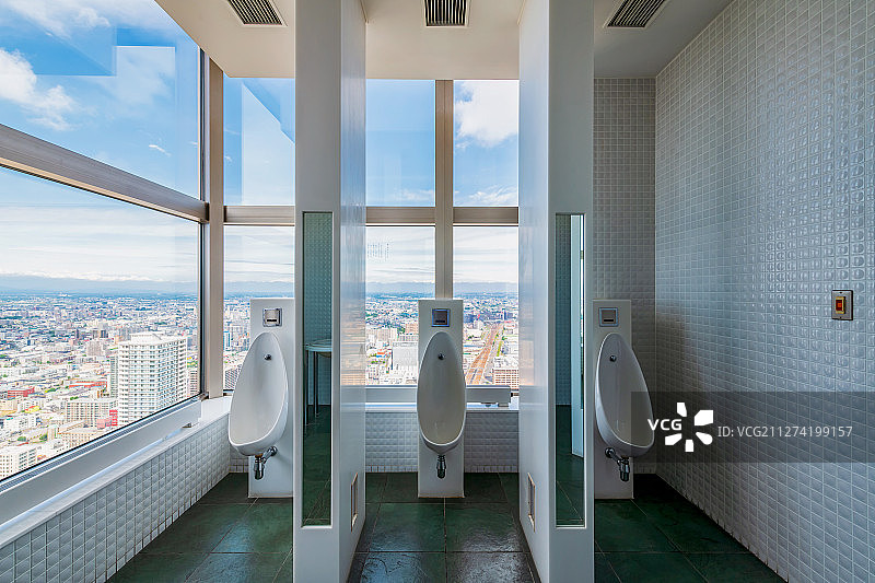 空中卫生间与北海道札幌城市天际线图片素材
