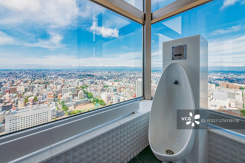 空中卫生间与北海道札幌城市天际线图片素材