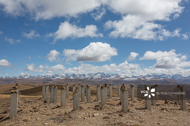 青海秋天多云无人的山地草原雪山玛尼堆图片素材