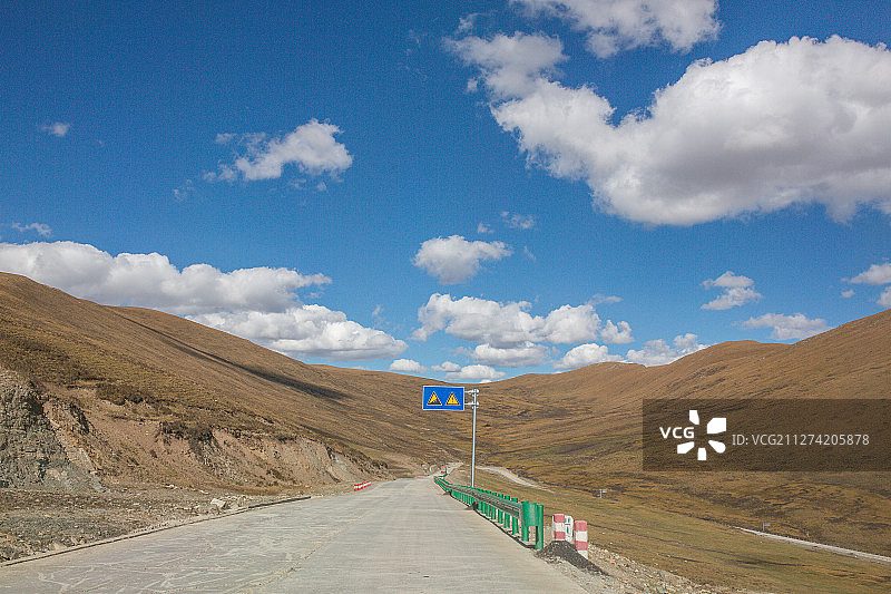 青海秋天晴天无人的山地草原微风广角国道公路图片素材