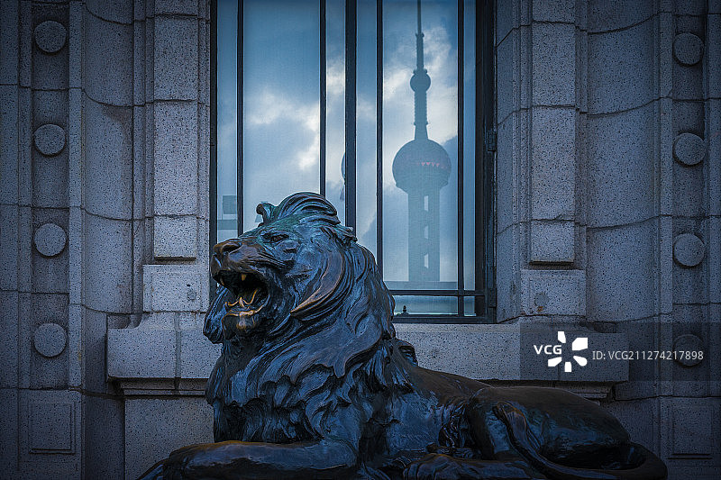 上海外滩百年铜狮和东方明珠图片素材