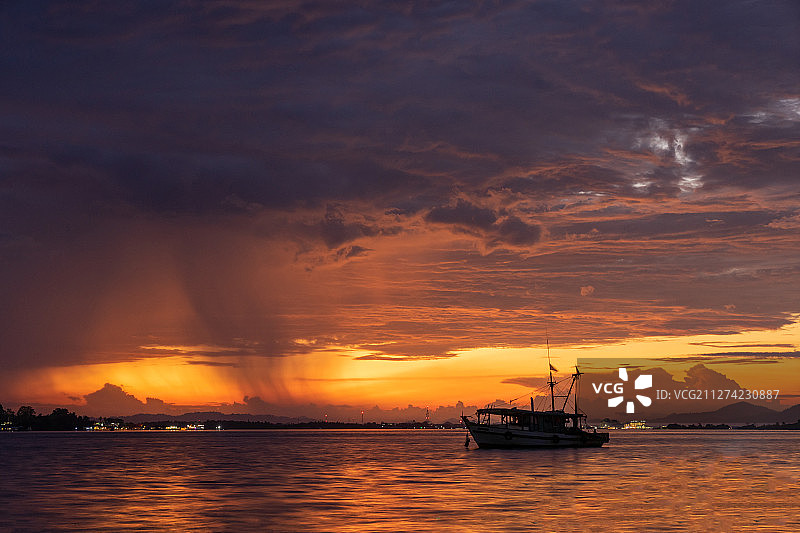 海上日落晚霞暴雨图片素材