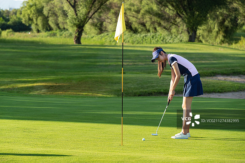 年轻女人打高尔夫图片素材
