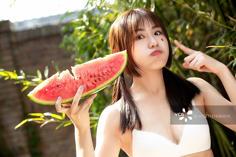 少女在户外吃西瓜图片素材