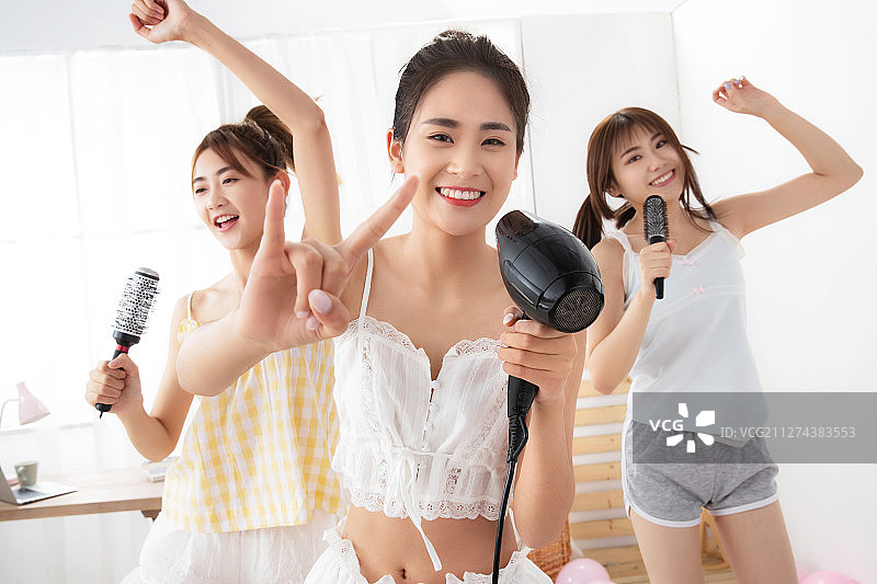 闺蜜在卧室玩耍图片素材