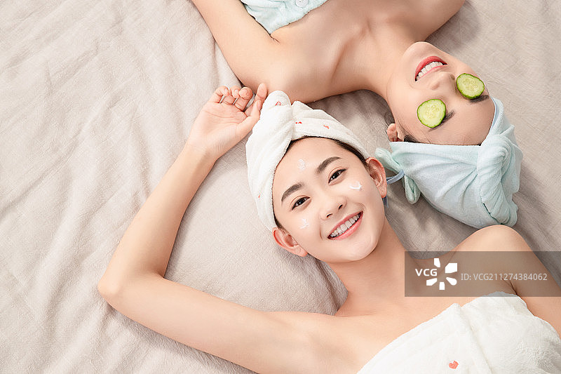 闺蜜一起做美容图片素材