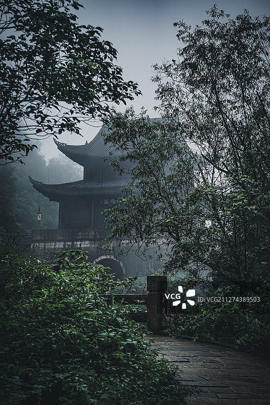 迷雾中的剑门关更显幽静深远图片素材