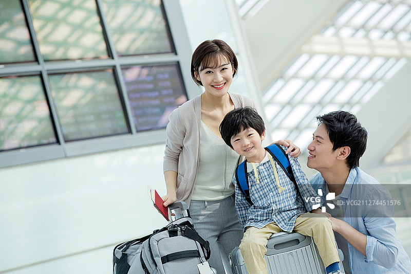 在机场的一家三口快乐旅行图片素材