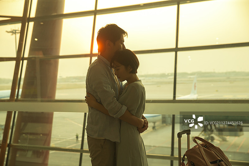 青年情侣在机场候机厅相拥图片素材