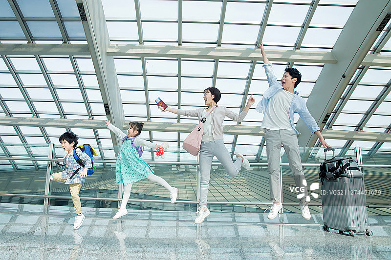 欢乐家庭旅行中兴奋的跳跃图片素材