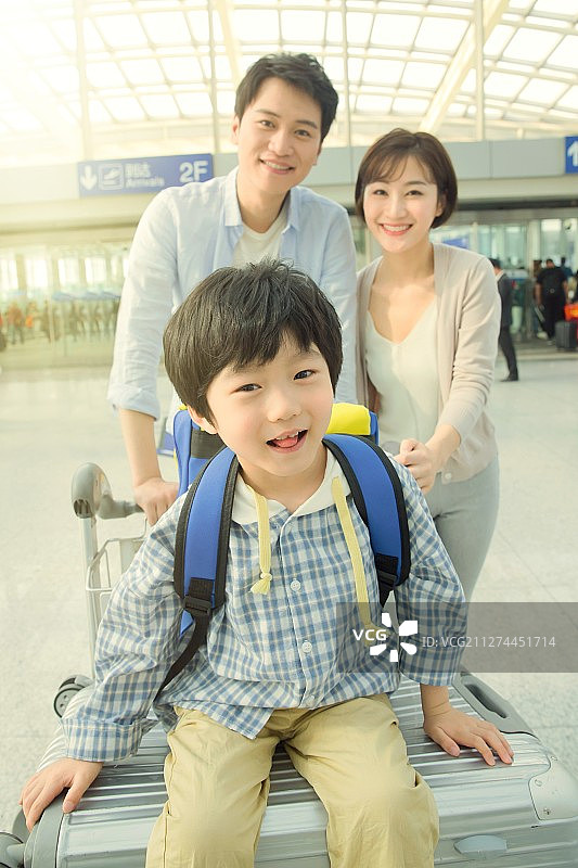 在机场的一家三口快乐旅行图片素材