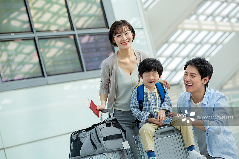 在机场的一家三口快乐旅行图片素材