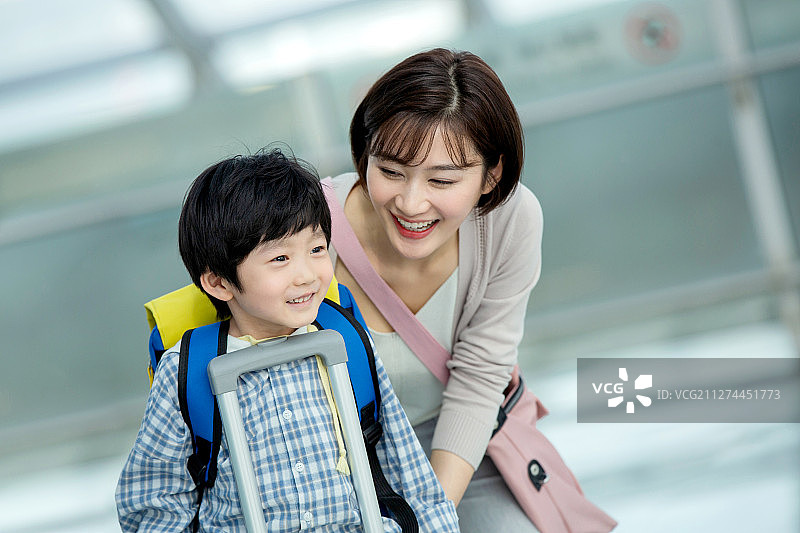 年轻妈妈带在孩子旅行图片素材