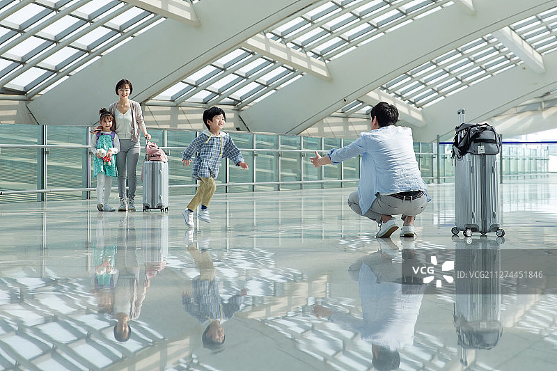 幸福家庭相聚拥抱图片素材