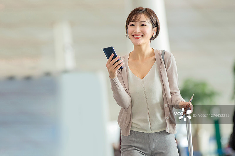 商务女士在机场候机厅图片素材