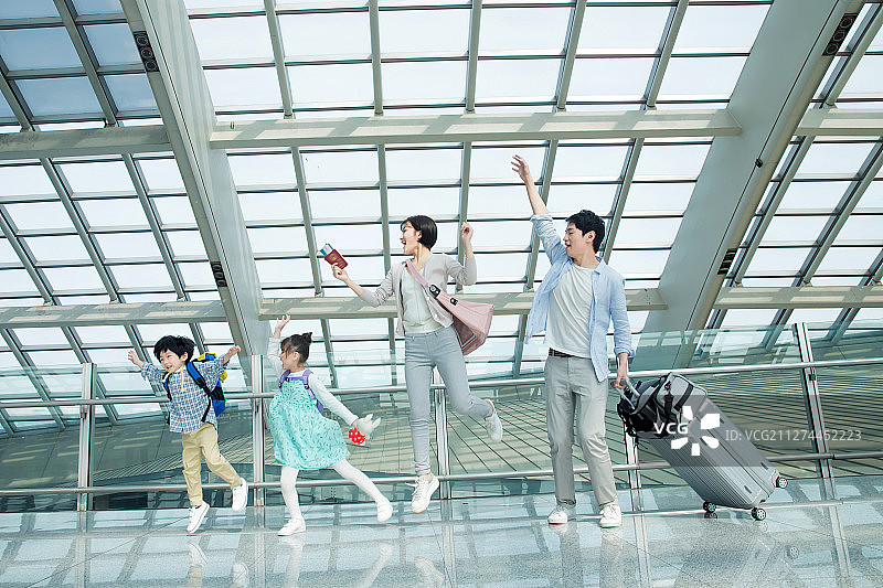 欢乐家庭旅行中兴奋的跳跃图片素材