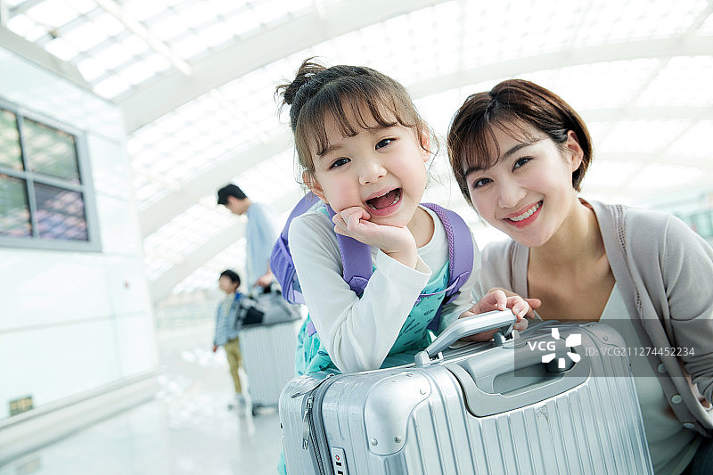 年轻妈妈带着孩子旅行图片素材