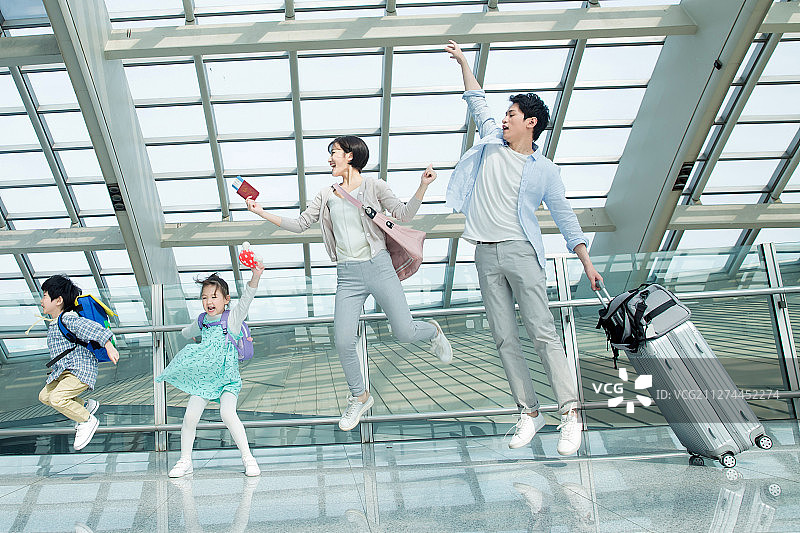 欢乐家庭旅行中兴奋的跳跃图片素材
