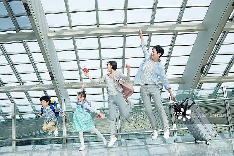 欢乐家庭旅行中兴奋的跳跃图片素材