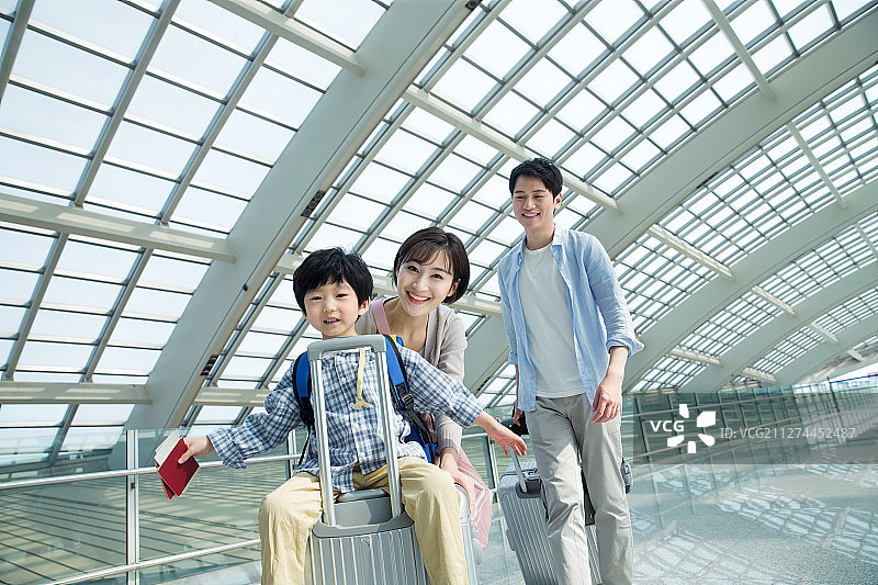在机场的一家三口快乐旅行图片素材