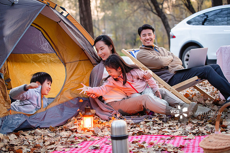 幸福家庭户外露营图片素材