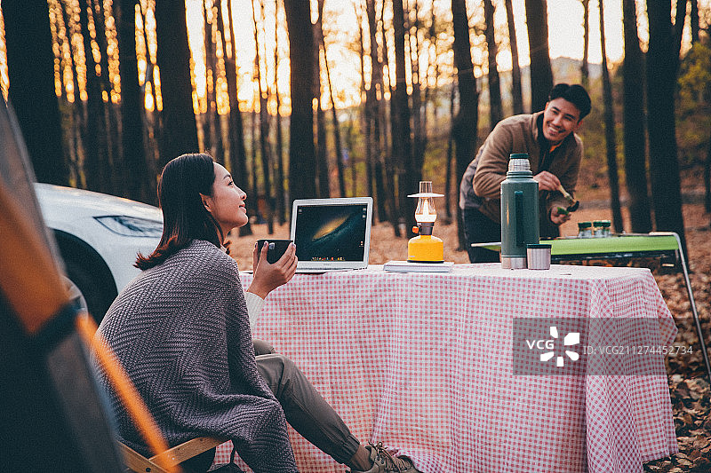 幸福夫妇户外露营图片素材