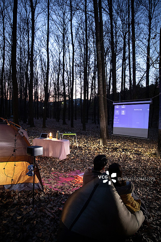 幸福夫妇夜晚在户外露营的背影图片素材