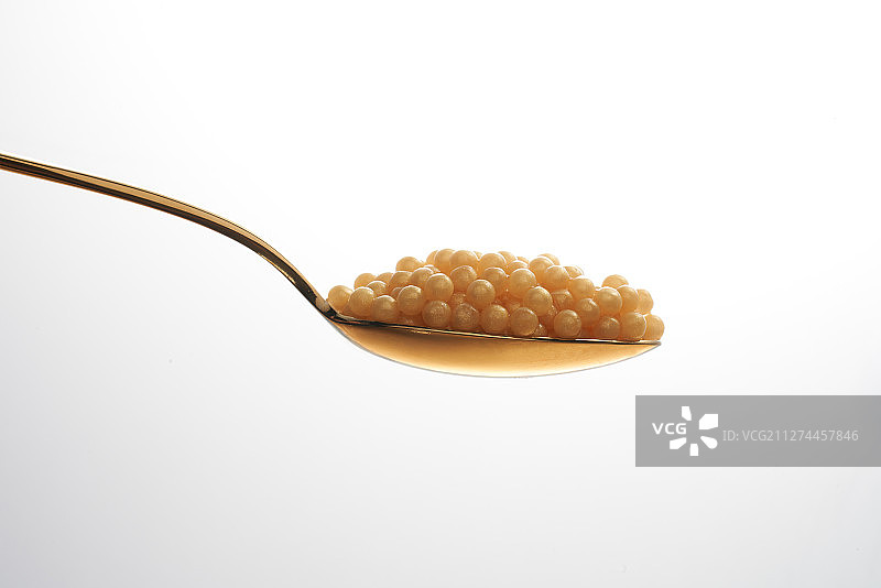 一勺金色的鱼子酱图片素材