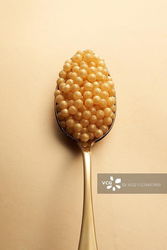 一勺金色鱼子酱图片素材