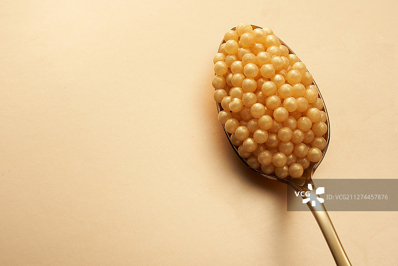 一勺金色的鱼子酱图片素材