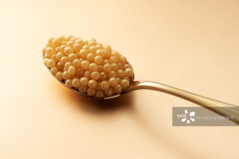 一勺金色的鱼子酱图片素材