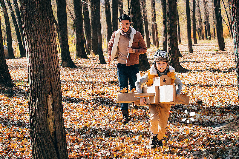 幸福父子在户外玩耍图片素材