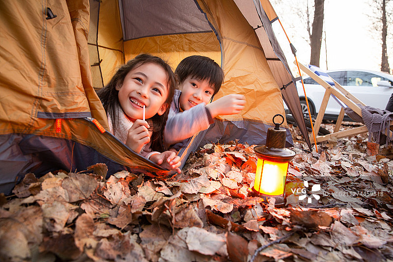 户外郊游帐篷里的儿童图片素材