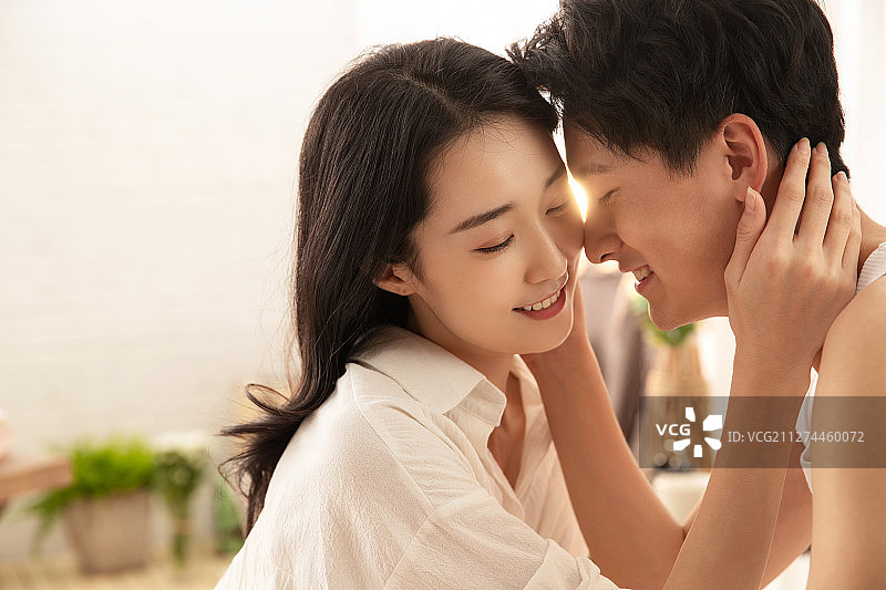 亲密的年轻情侣图片素材