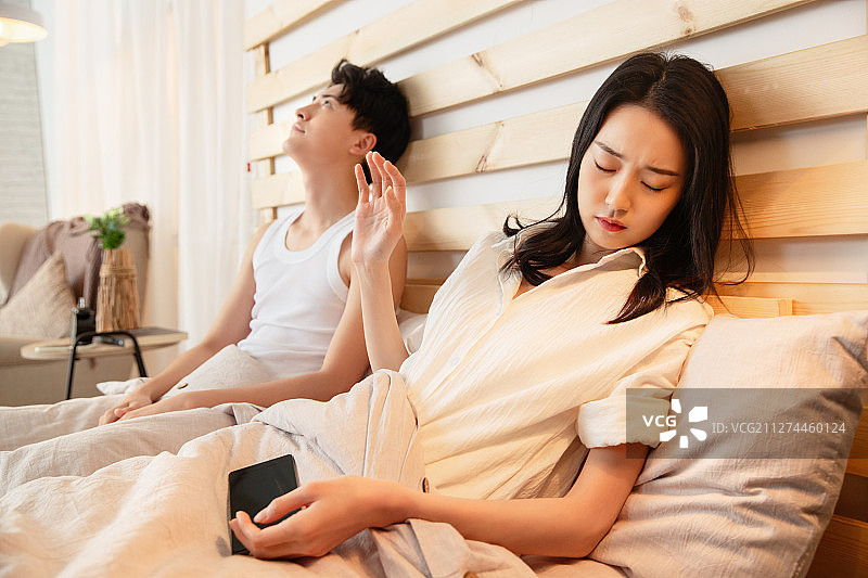 年轻情侣在床上吵架图片素材