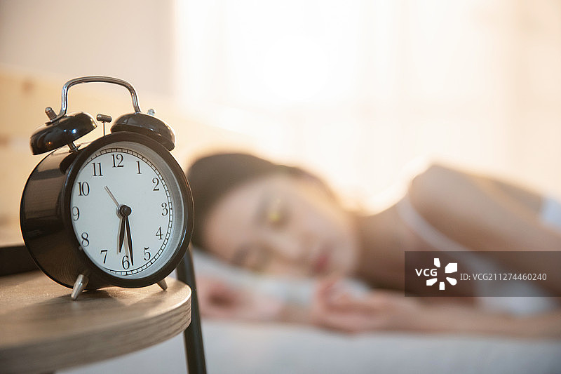 卧室床头柜上的闹钟图片素材