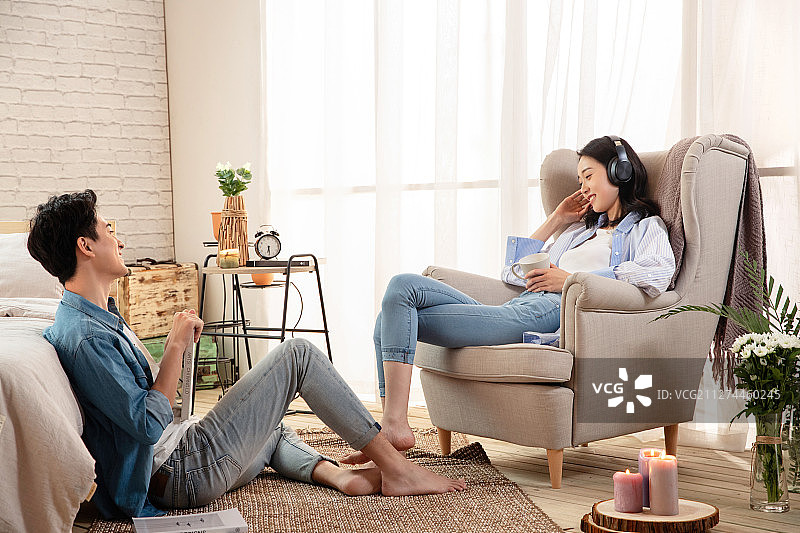 年轻夫妻在卧室共享休闲时光图片素材