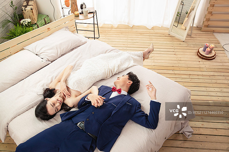 新婚夫妇在卧室里共享甜蜜时光图片素材