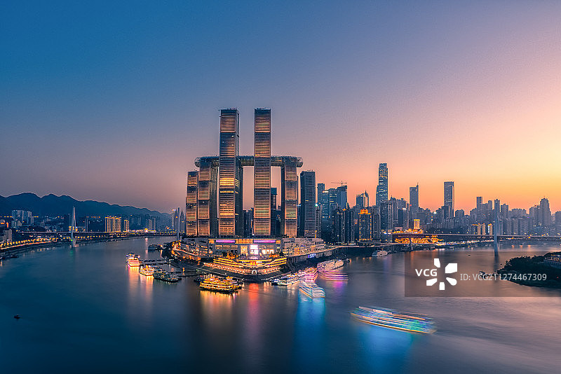 重庆市渝中区朝天门来福士广场夜景风光图片素材