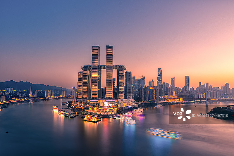 重庆市渝中区朝天门来福士广场夜景风光图片素材