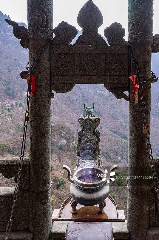 武当山山顶龙头香炉图片素材