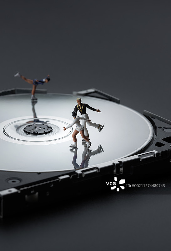 光驱CD盘上花样滑冰图片素材