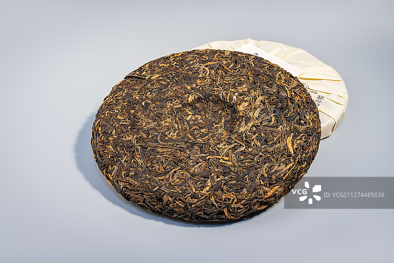 室内棚拍灰色背景云南普洱茶茶饼茶叶图片素材