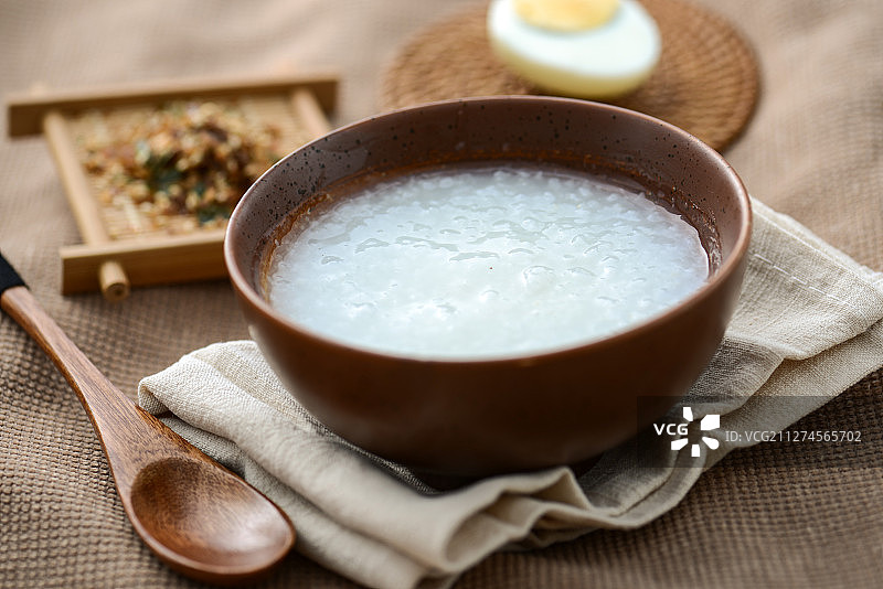 碗里的白粥和配菜图片素材