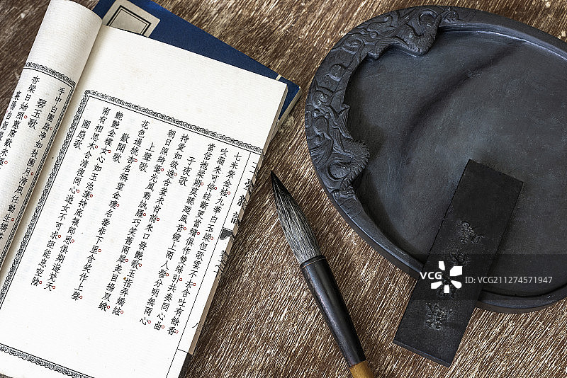木质桌案上的笔墨纸砚文房四宝图片素材